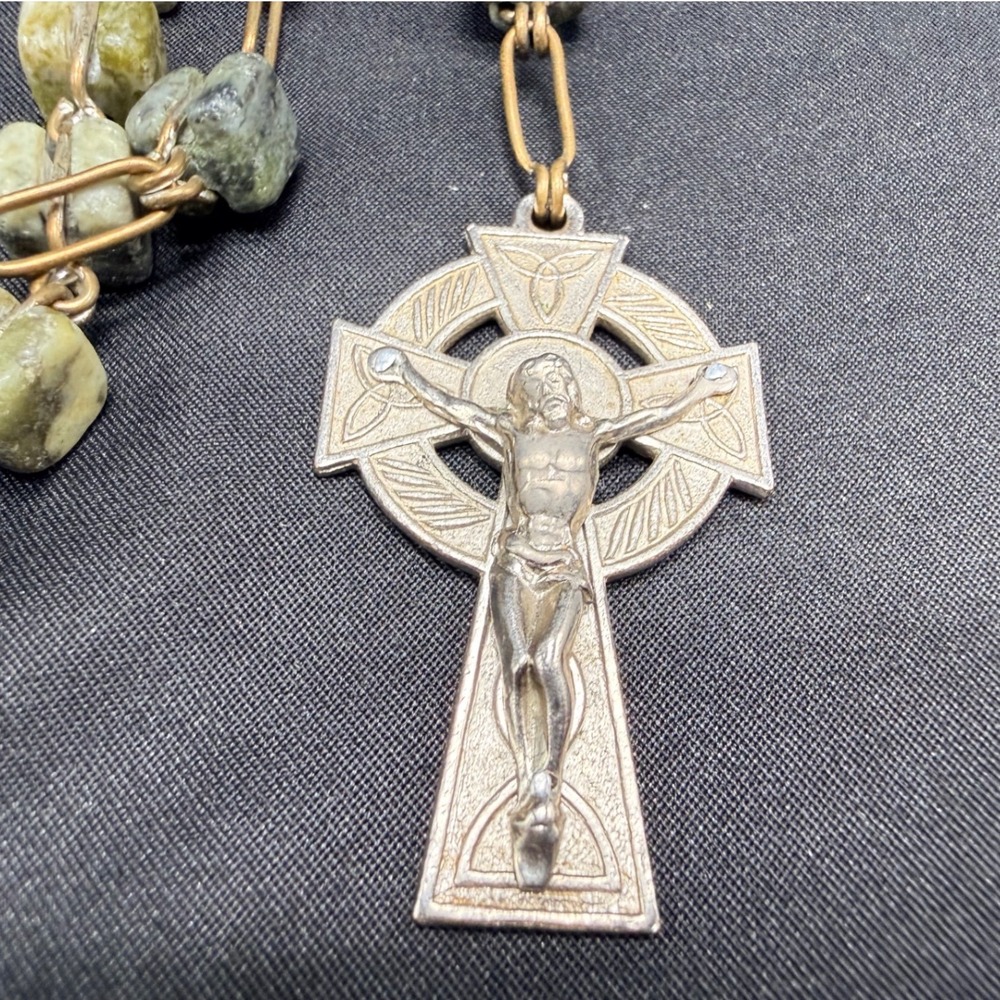 Vintage Connemara Marble Rosary Celtic Crucifix Irish Green Stone Prayer Beads - Picture 3 of 6